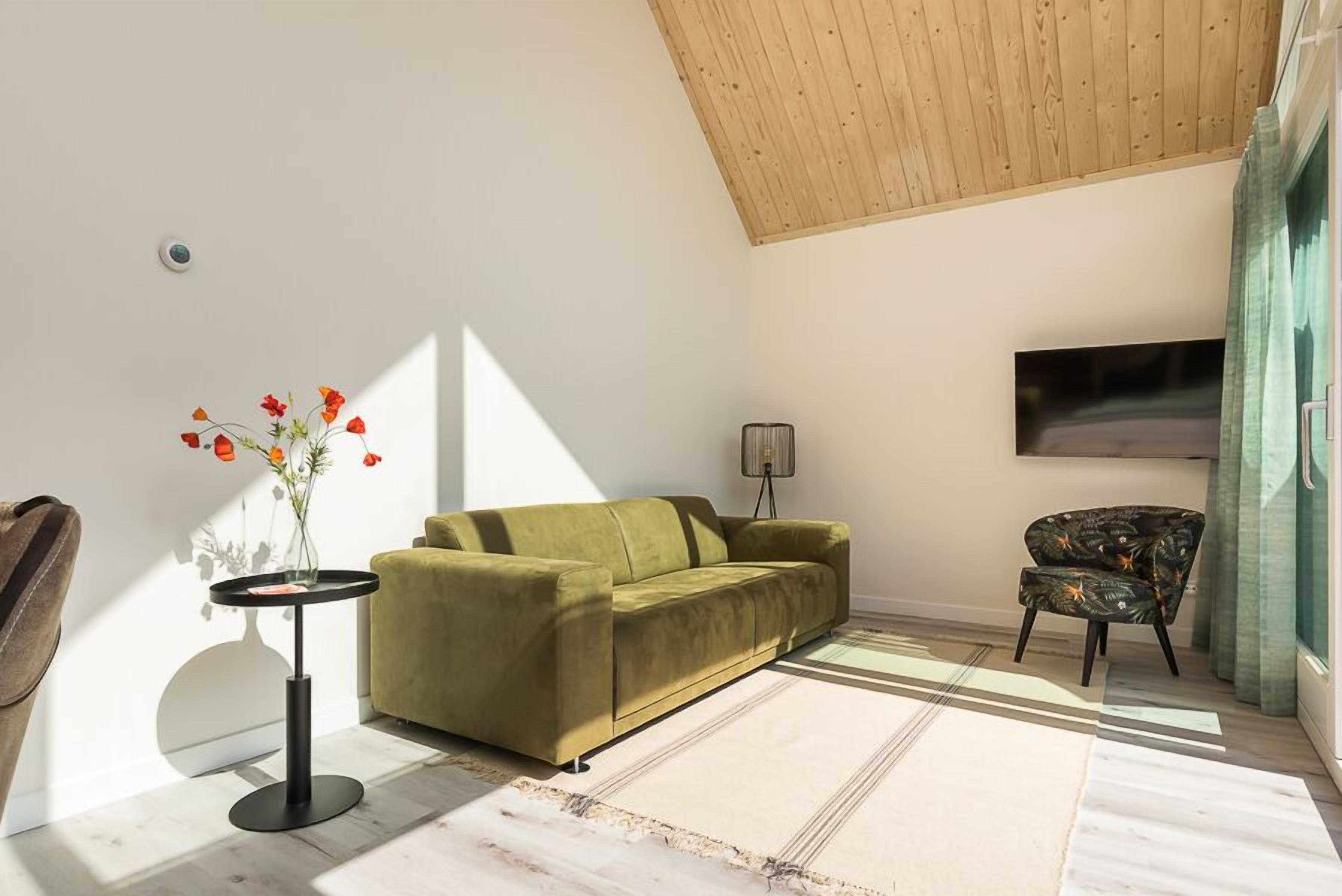 Huisje | Woonruimte | Een flatscreentelevisie en een dvd-speler