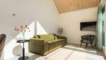 Huisje | Woonruimte | Een flatscreentelevisie en een dvd-speler