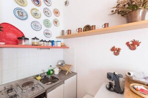 Apartment, 1 Schlafzimmer | Eigene Kochnische | Großer Kühlschrank, Herdplatte, Kochgeschirr/Geschirr/Besteck