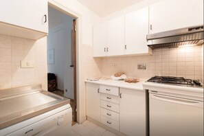 Apartment, 1 Bedroom | Private kitchen | Full-size fridge, stovetop, cookware/dishes/utensils - Santa Teresa 15 (Turin)
