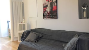 Lägenhet - 1 sovrum | Vardagsrum | 32-tums platt-tv med digitalkanaler och tv