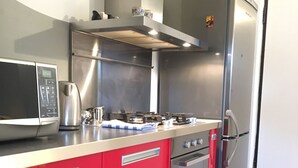 Lägenhet - 1 sovrum | Eget kök | Stort kylskåp, mikrovågsugn, ugn och spishäll