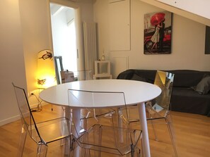 Apartment, 1 Schlafzimmer | Essbereich im Zimmer