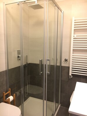 Appartement, 1 chambre | Douche de la salle de bain