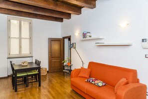 Apartment, 1 Schlafzimmer, Balkon | Wohnbereich | 22-Zoll-Flachbildfernseher mit Digitalempfang, Fernseher