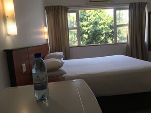 Standard-Doppelzimmer | Minibar, Zimmersafe, Schreibtisch, laptopgeeigneter Arbeitsplatz