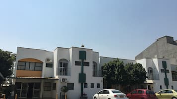 Vista frontal de la propiedad