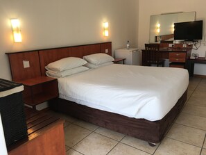 Minibar, caja de seguridad en la habitación y escritorio 