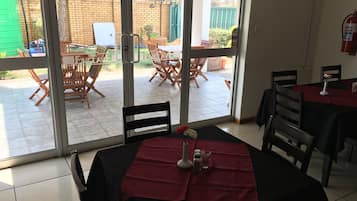 Se sirven desayunos, almuerzos y cenas; cocina local e internacional