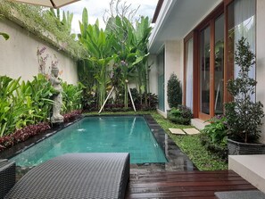 Outdoor pool, pool loungers - The Satya Villa (Ubud)