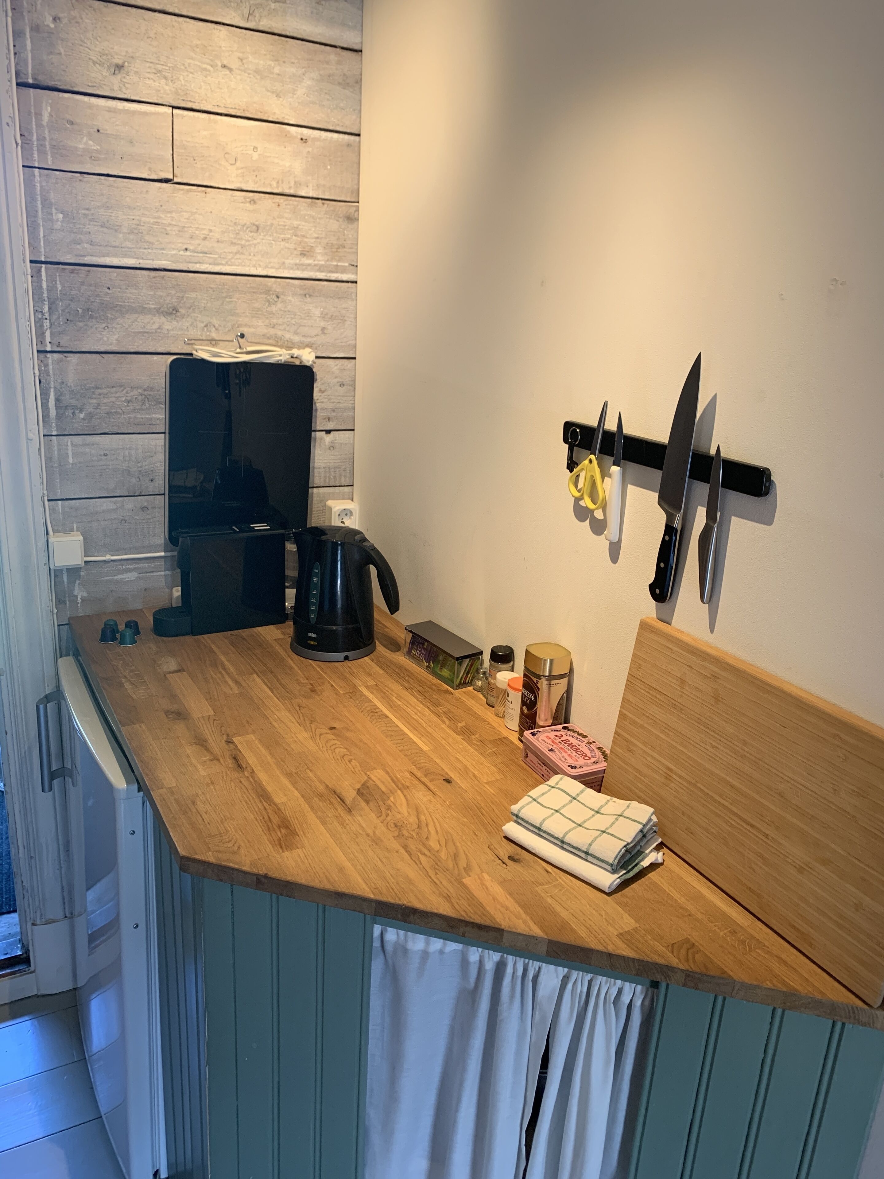 Refrigerador, microondas, placa de cocina, cafetera expreso