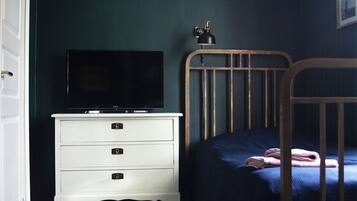 Trang trí khác biệt, trang bị nội thất với thiết kế riêng biệt, bàn