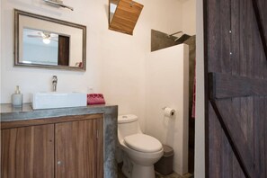 Séchoir à cheveux, serviettes fournies, savon, shampooing
