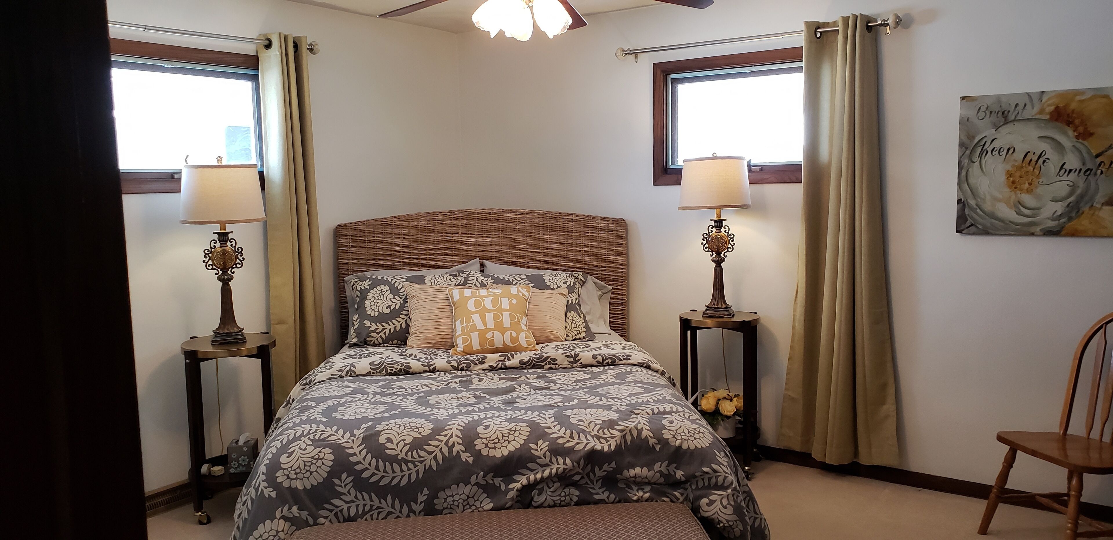 2 soverom, skrivebord, strykejern/-brett og reiseseng for barn