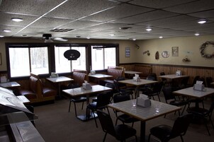 供应晚餐和早午餐