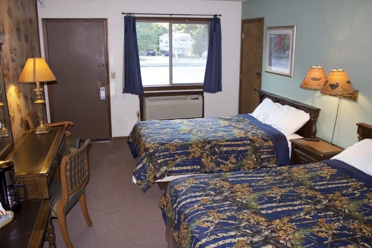 Standaard kamer, 2 tweepersoonsbedden | Een bureau, een laptopwerkplek, gratis wifi, beddengoed