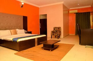 خزنة داخل الغرفة ومكتب وستائر تعتيم وأسرّة أطفال/رضّع