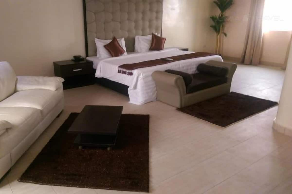Royal Suite | In-room safe, desk, blackout drapes, cribs (surcharge)