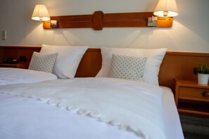 Desk, laptop workspace, blackout curtains, iron/ironing board - Hotel Restaurant Bastei (Muehldorf am Inn)