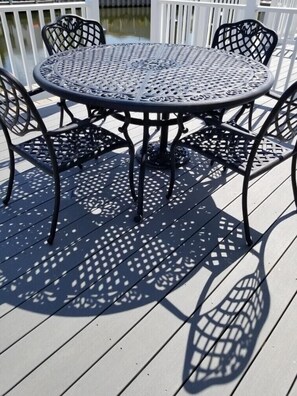 Outdoor dining - Cozy Beach Getaway - 136th St Ocean City, Maryland (Ocean City)