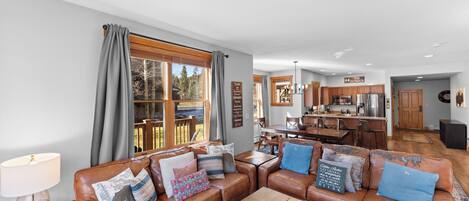 Télévision à écran plat, cheminée, lecteur de DVD