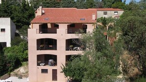 A multi-story building with balconies, a swimming pool, and lush greenery. - APARTMENT T3 in villa 4 faces in BANYULS on sea PARKING CLOS (Banyuls-sur-Mer)