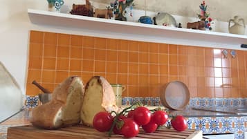 Fridge, oven, stovetop, coffee/tea maker