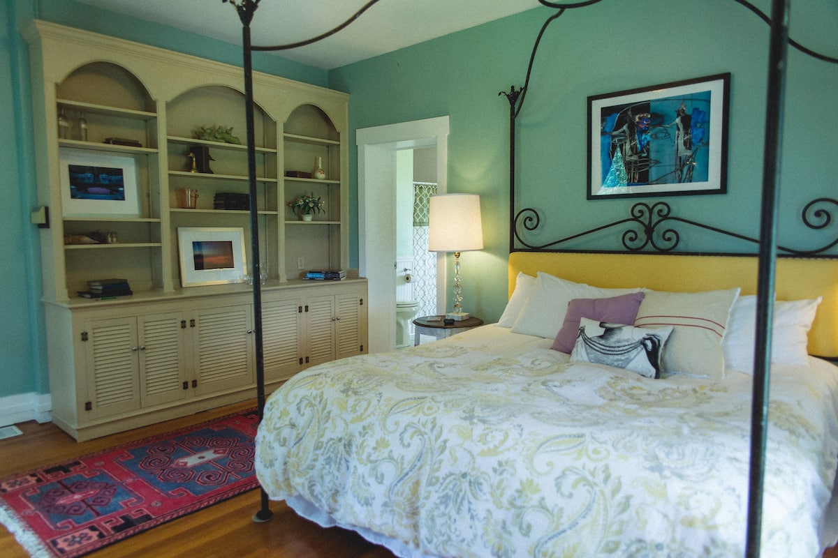 Superior Single Room, Ensuite, Corner | Premium bedding, down duvets, pillow-top beds, iron/ironing board