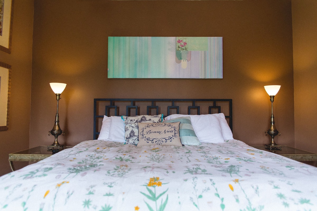 Suite Premium, chimenea, vista al jardín | 1 habitación, ropa de cama de alta calidad y edredón