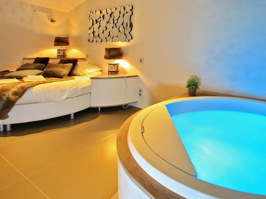 Secador de cabelo, toalhas de banho, sabonete, shampoo