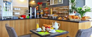 Petit déjeuner buffet servi tous les jours en supplément