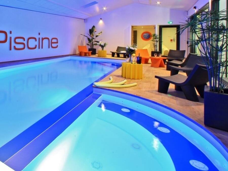 Un área de piscina interior moderna con un cartel que dice "La Piscine".