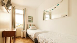 Neljän hengen comfort-huone, terassi | Tallelokero huoneessa, yksilöllisesti sisustettu