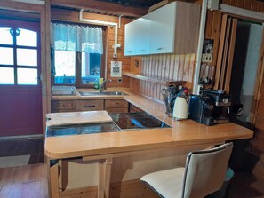 Casa Comfort, 3 dormitoris, vistes al turó | Sala d'estar | Televisor de plasma, llar de foc, reproductor de DVD i videoteca 