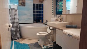Een diep bad, gratis toiletartikelen, een haardroger, pantoffels