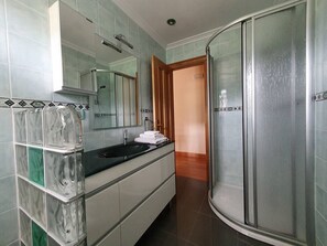 Dusche, Haartrockner, Bidet, Handtücher