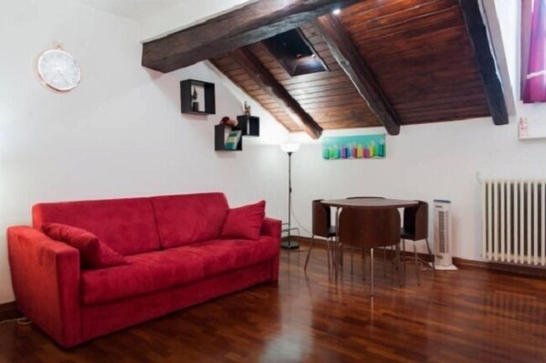 Studio | Wohnbereich | 22-Zoll-Flachbildfernseher mit Digitalempfang, Fernseher