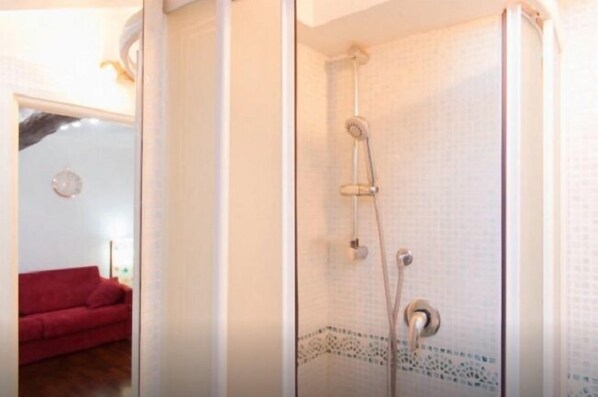 Studio | Bathroom shower