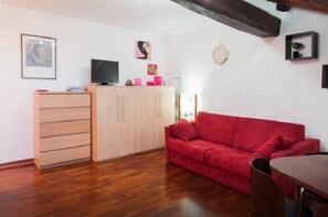 Studio | Wohnbereich | 22-Zoll-Flachbildfernseher mit Digitalempfang, Fernseher