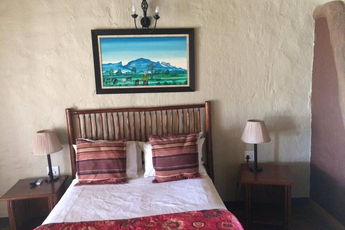 Caja fuerte, tabla de planchar con plancha, wifi gratis y ropa de cama