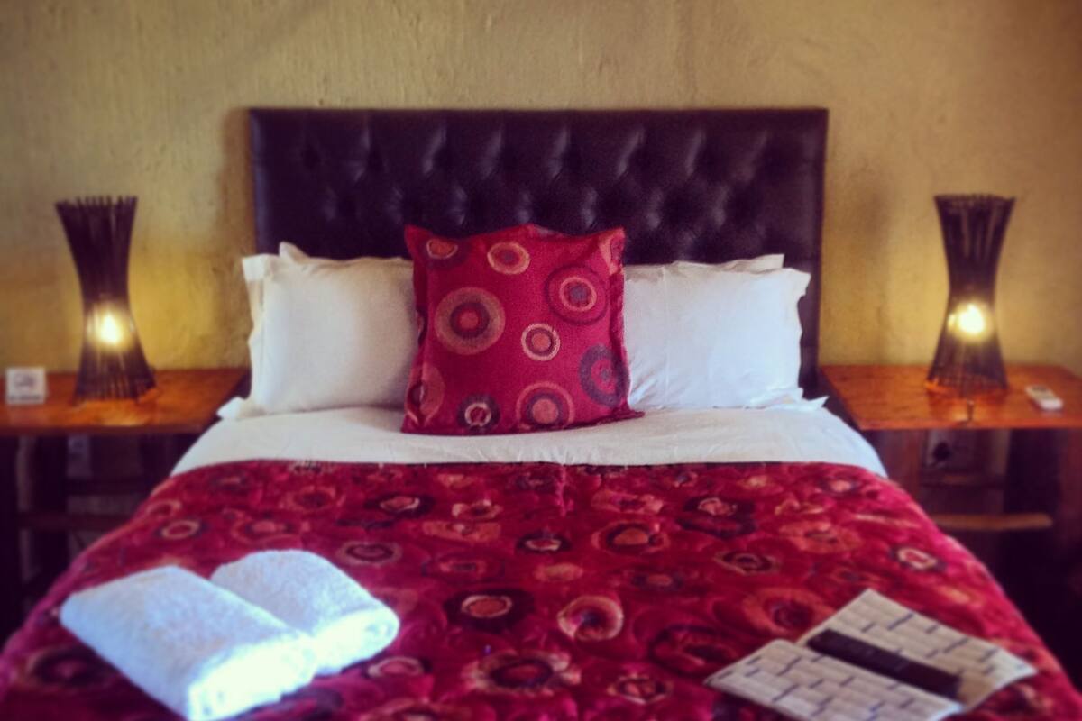 Caja fuerte, tabla de planchar con plancha, wifi gratis y ropa de cama