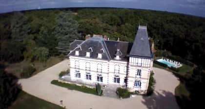 Chateau 150kms south of Paris for 15 people