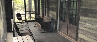 Cabine privée rustique mais confortable dans les bois