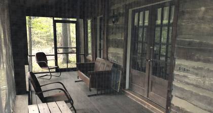 Maalaismainen mutta mukava yksityinen mökki metsässä