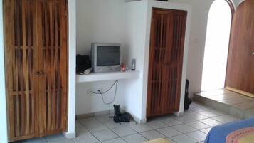 Habitación básica, 2 camas matrimoniales | Caja de seguridad en la habitación y wifi gratis