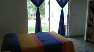 Habitación básica, 2 camas matrimoniales | Caja de seguridad en la habitación y wifi gratis