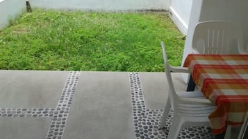 Habitación básica, 2 camas matrimoniales | Balcón