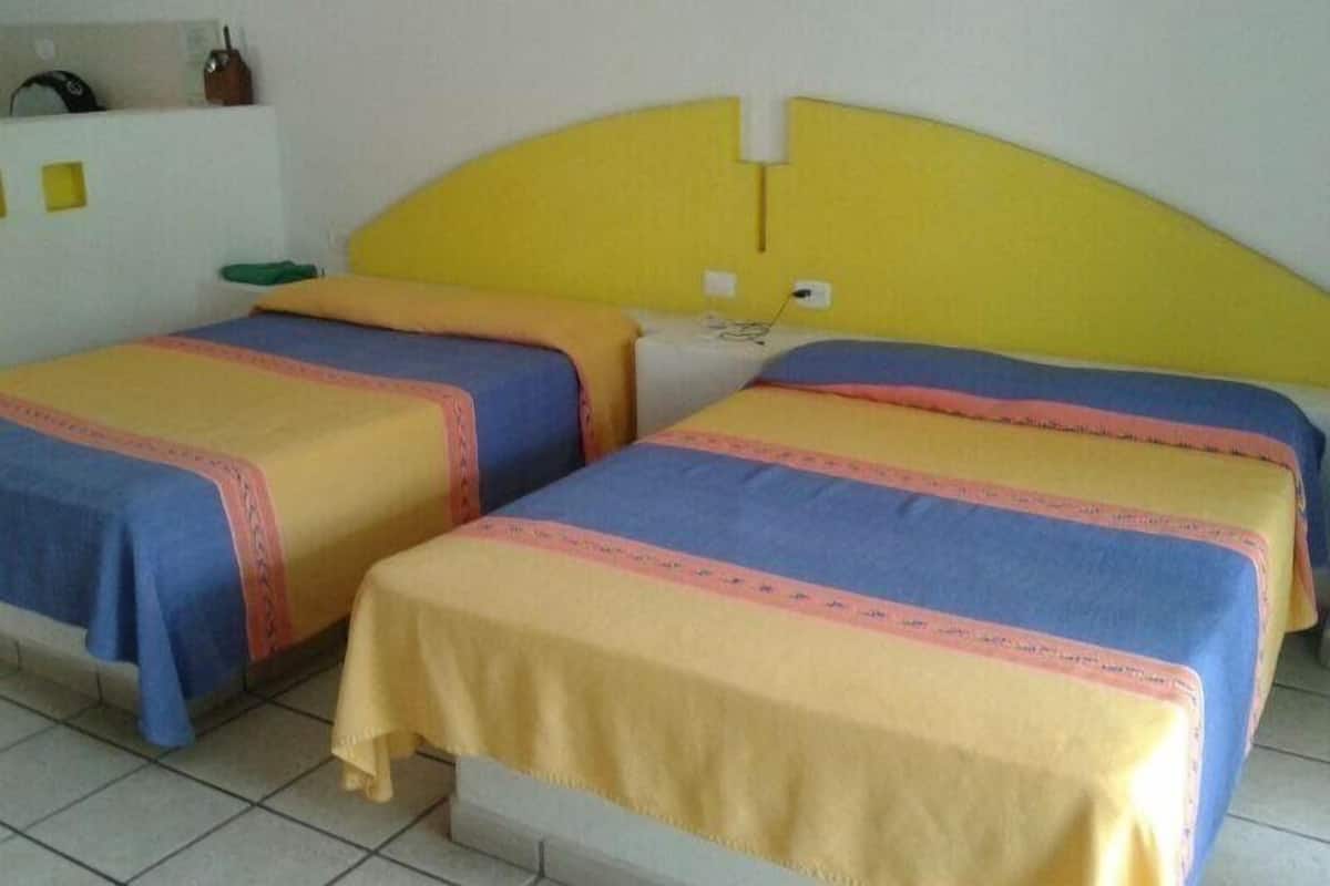 Chambre, 2 lits doubles | Coffres-forts dans les chambres, Wi-Fi gratuit