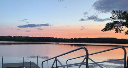 Tilava moderni koti Tripp Lake Maine
