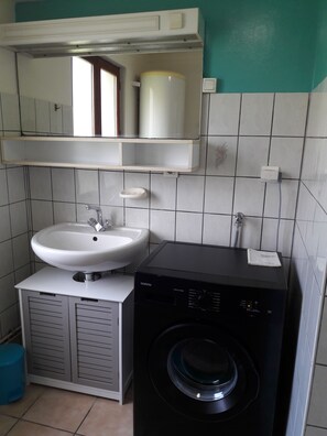 Dusche, Haartrockner, Handtücher